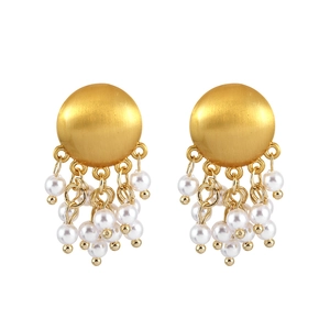 Boucles d'oreilles françaises en métal brossé doré avec d'élégants pompons de perles