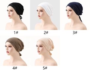 Dettaglio di cinque fasce per capelli in vari colori con strisce plissettate e coulisse