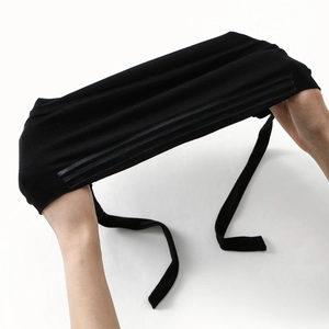 Dettaglio della fascia nera elastica con tre strisce interne antiscivolo in silicone