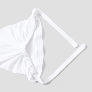 Dettaglio ravvicinato del tessuto a maglia bianco con arricciatura elastica e spalline