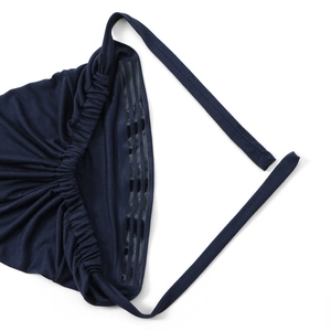 Dettaglio del turbante blu navy con strisce antiscivolo in silicone e coulisse elastica