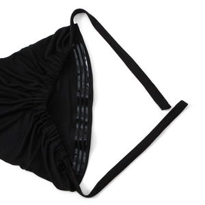 Dettaglio del turbante nero con tre strisce di silicone antiscivolo e trama del tessuto