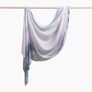 Detail eines bedruckten Voile-Schals mit lila Farbverlauf und grünen Blattmustern