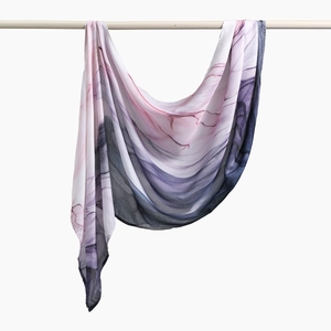 Detail eines lila-rosa Marmordrucks auf einem leichten Schal aus weichem Chiffon