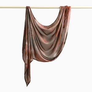 Detailansicht der braunen Seidenschal mit Marmordruck, Satin-Finish und Rollsaumkanten