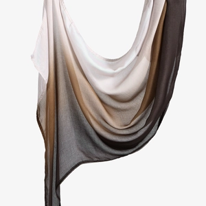 Detail eines Chiffon-Schals mit braunem Farbverlauf und feiner Kantenverarbeitung