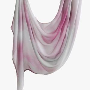 Detail mit weichem rosa Verlaufsmuster und fließender Textur des Voile-Schals