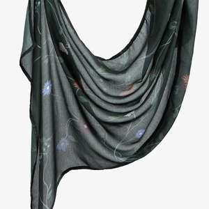 Detailaufnahme des leichten Blumenschals mit feiner Textur und transparentem Stoff