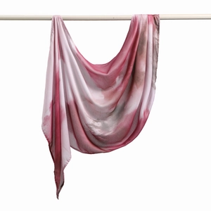 Detail eines leichten Schals mit rosa und lila Aquarell-Tie-Dye-Muster und Textur