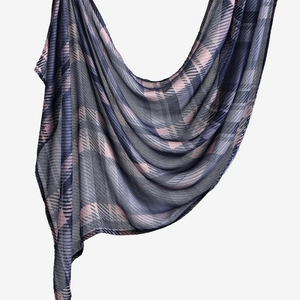Detail eines plissierten Voile-Schals mit geometrischen Mustern in Marine und Rosa