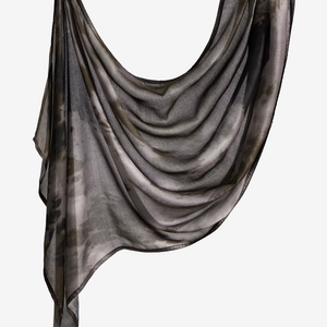 Detailansicht des grauen Batikmusters auf einem lichtdurchlässigen Chiffon-Schal