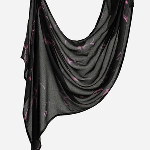 Detail eines schwarzen Bali-Garn-Schals mit rosa abstrakten Mustern und feiner Saumnaht