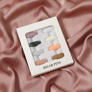 Buntes Kunststoff Hijab Nadeln Set mit 8 Stück in weißer Schachtel für stilvolles Kopftuch.