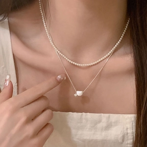 Elegant double-layered necklace featuring round white pearls and a pea pendant for women