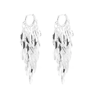 Élégantes boucles d'oreilles pendantes feuilles argentées avec boucle ronde et pampilles