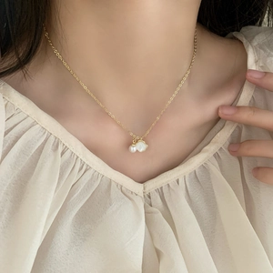 Collier Pendentif Künstliche Perle Coquille Élégant Cuivre Plaqué Or Mode Chaîne Clavicule Bijoux Pour Femmes Style Niche Simple