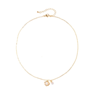 Collier doré élégant doté d'un pendentif en nacre irrégulière et d'une petite perle