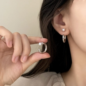 Boucles d'oreilles créoles C en argent minimalistes avec perle ronde pour le quotidien