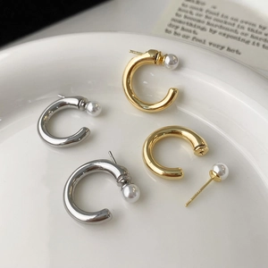 Boucles D'oreilles Créoles En Cuivre En Forme De C Avec Künstliche Perle Fantaisie Blanche Bijoux De Mode Géométriques