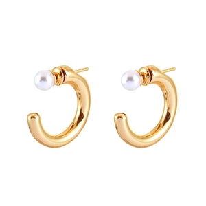 Boucles d'oreilles créoles dorées en C avec finition polie et accent de perle blanche ronde