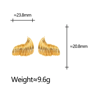 Vintage gold wavy earrings with textured fan-shaped metal lines and 23.8mm width