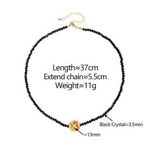 Collier élégant en perles de cristal noir avec nœud torsadé doré sur fond blanc