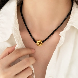 Collier Élégant En Perles De Cristal Noir Avec Pendentif Nœud En Cuivre Bijoux De Luxe Rétro Minimalistes Pour Femmes