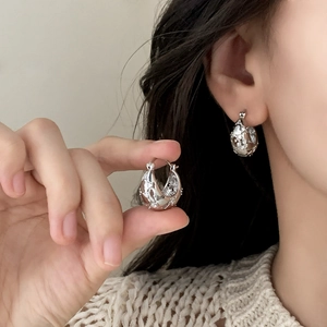 Élégantes créoles en argent avec filigrane creux et détails en micro-pavé de zircone