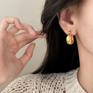 Boucles d'oreilles dorées élégantes avec surface texturée et zircons étincelants