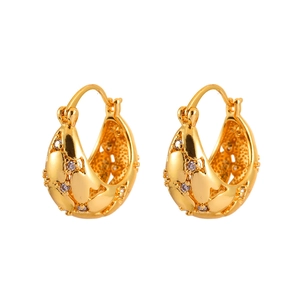 Boucles d'oreilles demi-créoles dorées avec pierres de zircone sur fond blanc