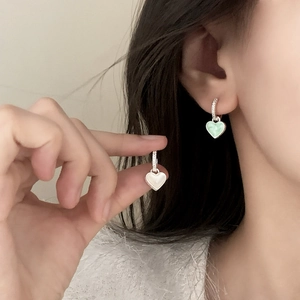 Boucles d'oreilles cœur minimalistes avec micro-strass en vert menthe et blanc perle