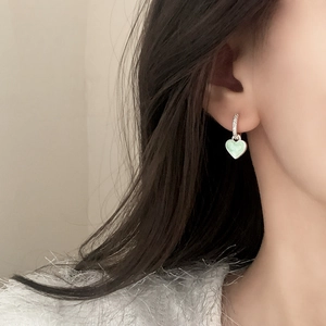 Boucles d'oreilles cœur élégantes avec émail vert menthe et cristaux scintillants