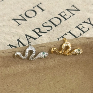 Chic snake-shaped ear cuffs with sparkling zircons and green gem eyes in gold and silver