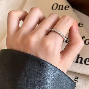 Bague élégante de style français avec perles et zircons sur monture argentée
