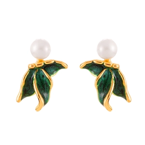 Boucles d'oreilles perles style français avec émail vert et finition dorée