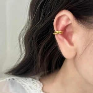 Gros plan sur une manchette d'oreille dorée à double couche pour femme
