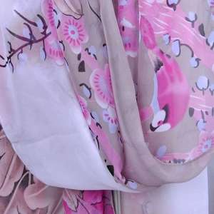 Chiffon small scarf with sweet magpie print, ideal for spring and summer sun protection.
