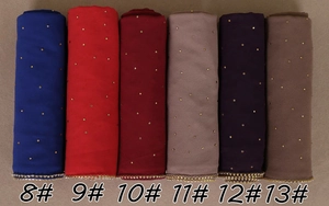Détail de foulards en mousseline de perles en diverses couleurs avec strass et dentelle