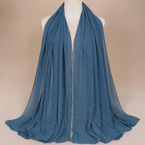 Châle en mousseline bleu Morandi avec strass élégants et bordure de chaîne
