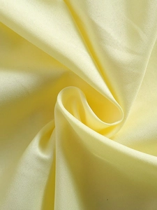 Robe de princesse jaune pâle pour filles en satin lisse avec un doux éclat soyeux