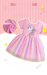 Détail du tissu en maille arc-en-ciel et de l'imprimé licorne sur une robe rose fille