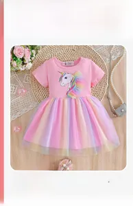 Détail de la robe rose pour fille avec motif licorne et jupe en tulle dégradé