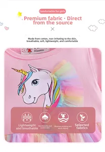 Détail d'une robe rose en coton pour fille avec imprimé licorne et dentelle en mesh arc-en-ciel