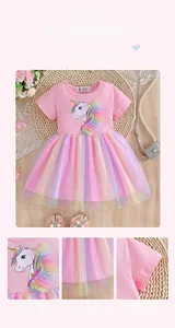 Détail du haut en coton rose avec des couches de tulle arc-en-ciel et broderie licorne