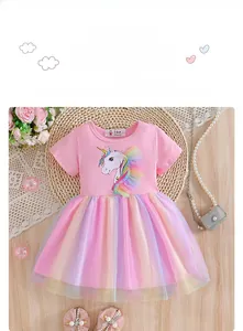 Détail de robe rose pour fille avec motif licorne et jupe en tulle mesh multicolore
