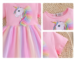 Détail du haut en tricot rose avec licorne et jupe tutu en tulle arc-en-ciel multicouche