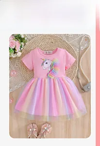Détail de robe licorne rose pour fille avec jupe en tulle résille arc-en-ciel