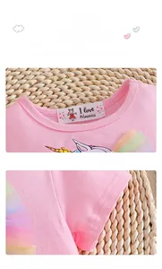 Détail d'une robe rose fille avec mesh licorne arc-en-ciel et encolure ronde confortable