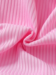 Detail van roze geribbelde gebreide stof met zachte verticale textuur voor jurkje