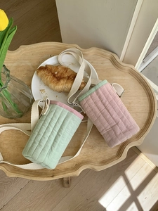 Borsa termica trapuntata per borracce con tracolla in tela nei colori menta e rosa